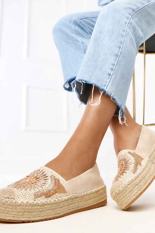 Roze schoenen op een hak met sluiting...