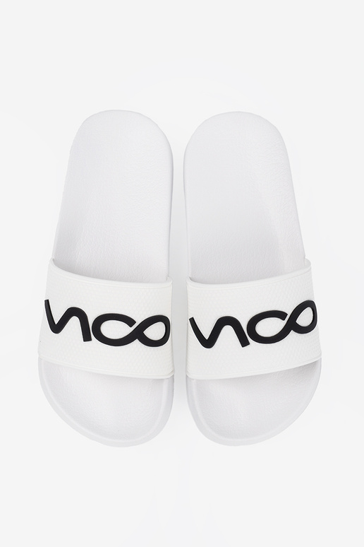 Initte kleur slippers met de inscriptie