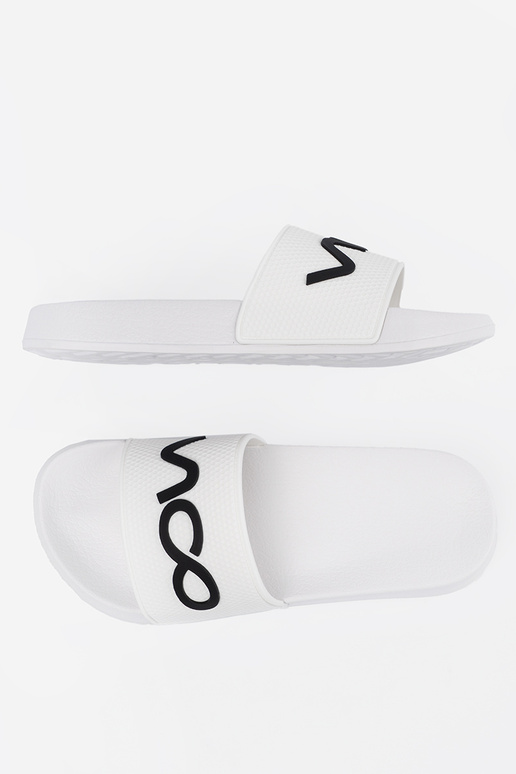 Initte kleur slippers met de inscriptie