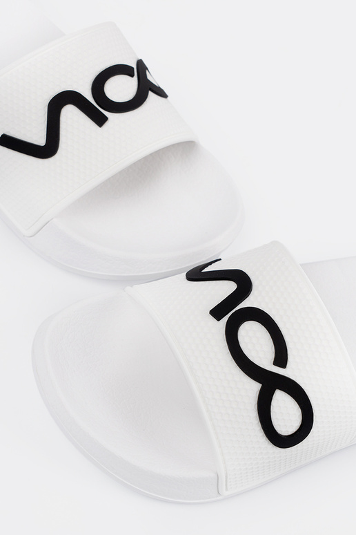 Initte kleur slippers met de inscriptie