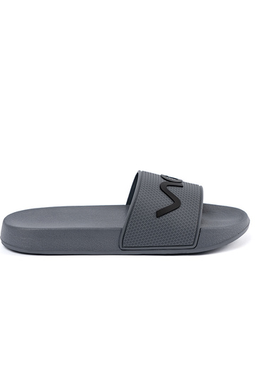 grijs slippers met de inscriptie 2