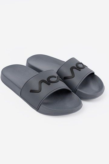 grijs slippers met de inscriptie