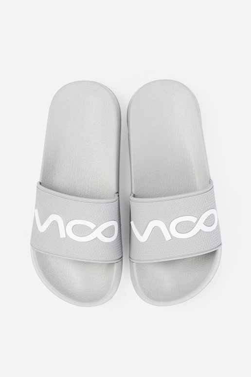 grijs slippers met de inscriptie