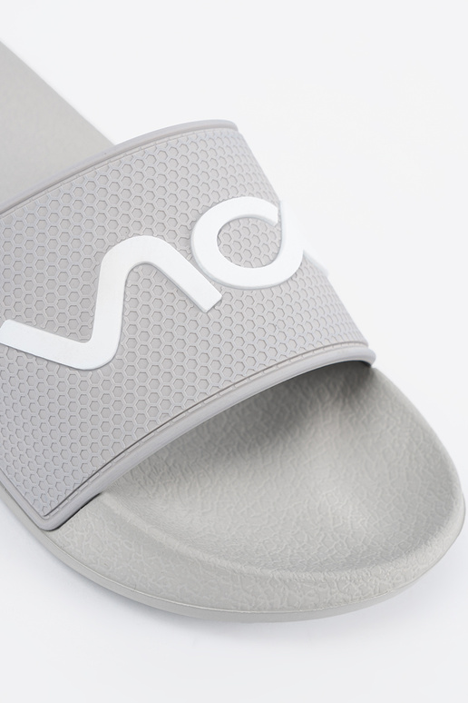 grijs slippers met de inscriptie