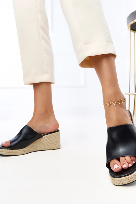 Zwarte espadrille slippers op een... Zwarte espadrille slippers op een...