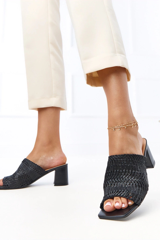 Zwarte slippers op hak met gevlochten... Zwarte slippers op hak met gevlochten...