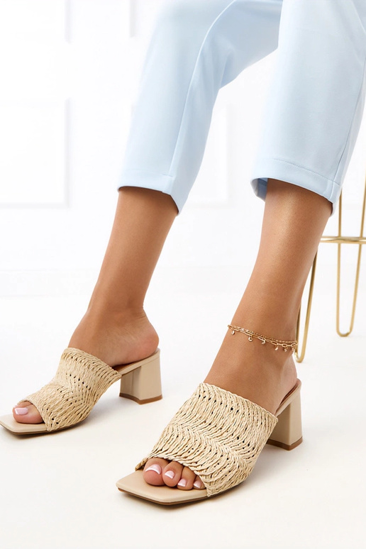 Zandkleurige slippers op hak met...