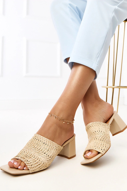 Zandkleurige slippers op hak met...