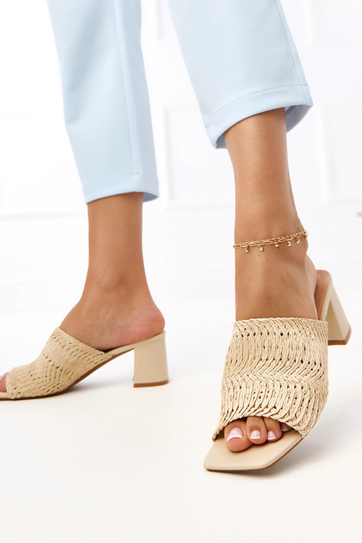 Zandkleurige slippers op hak met...