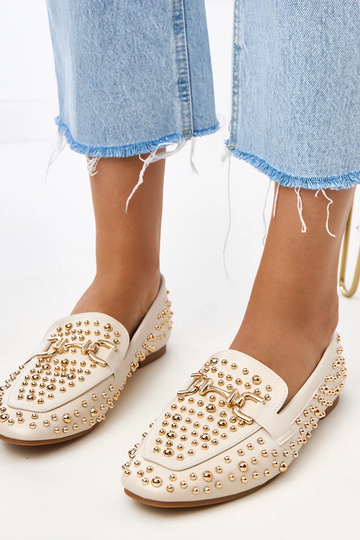 Zandkleurige mocassins versierd met studs Lea