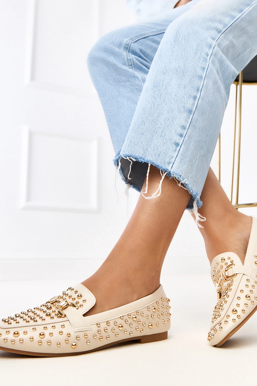 Zandkleurige mocassins versierd met...