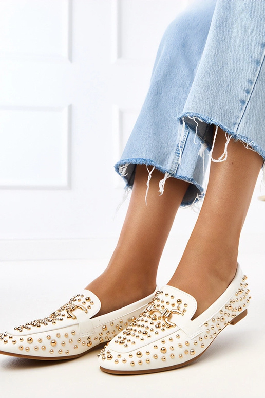 Witte mocassins versierd met studs Lea