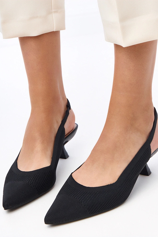 Zwarte stoffen schoenen met lage hak... Zwarte stoffen schoenen met lage hak...