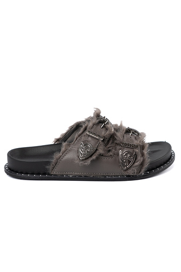 grijs slippers met bont i ćIniekami 2
