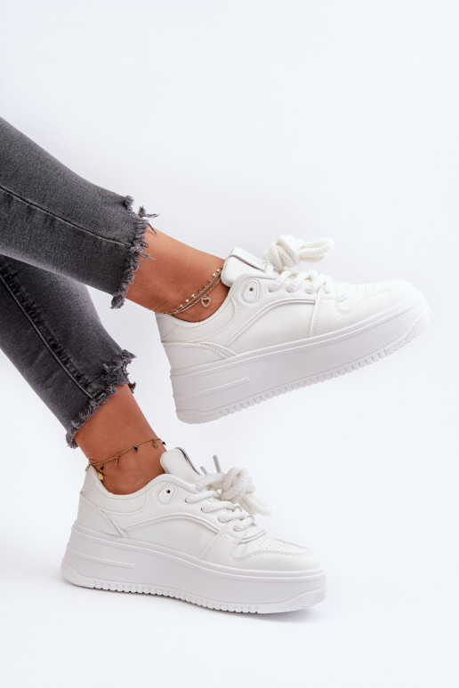 Sneakers model schoenen met een platform gemaakt van ecoleer in de witte kleur Vhisper