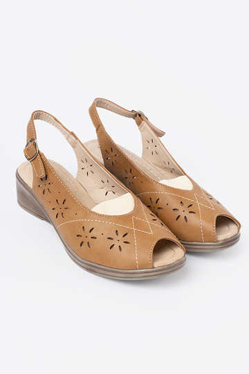 karamel kleuren opengeInerkt sandalen op een Inig