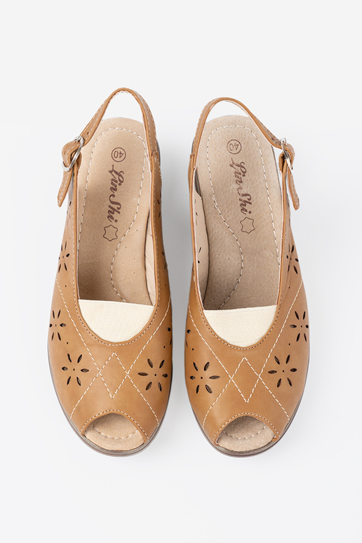 karamel kleuren opengeInerkt sandalen op een Inig