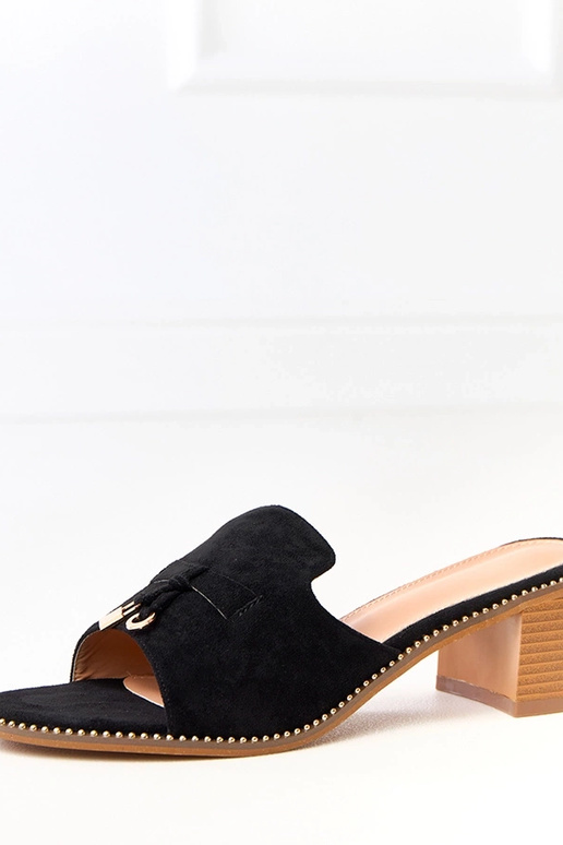 Zwarte slippers met hak en versiering... Zwarte slippers met hak en versiering...