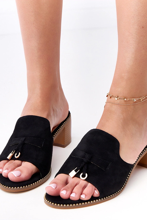 Zwarte slippers met hak en versiering... Zwarte slippers met hak en versiering...