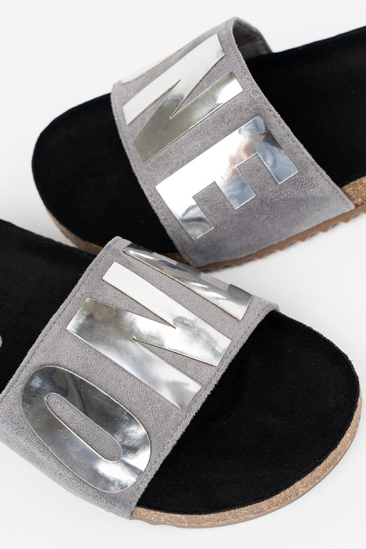 Slippers z metalenm naafdrukkeniem ONE