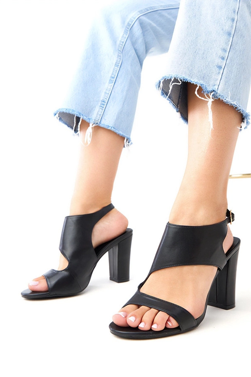 Zwarte sandalen op hak met sluiting... Zwarte sandalen op hak met sluiting...