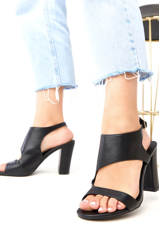 Zwarte sandalen op hak met sluiting... Zwarte sandalen op hak met sluiting...