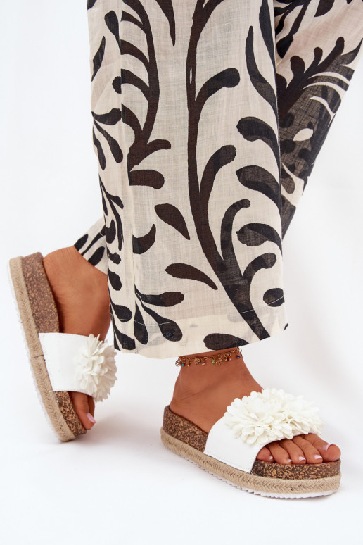 Damespantoffels met platform Met sierlijki met bloemmotievenkami Initte kleur Tessara Damespantoffels met platform Met sierlijki met bloemmotievenkami Initte kleur Tessara