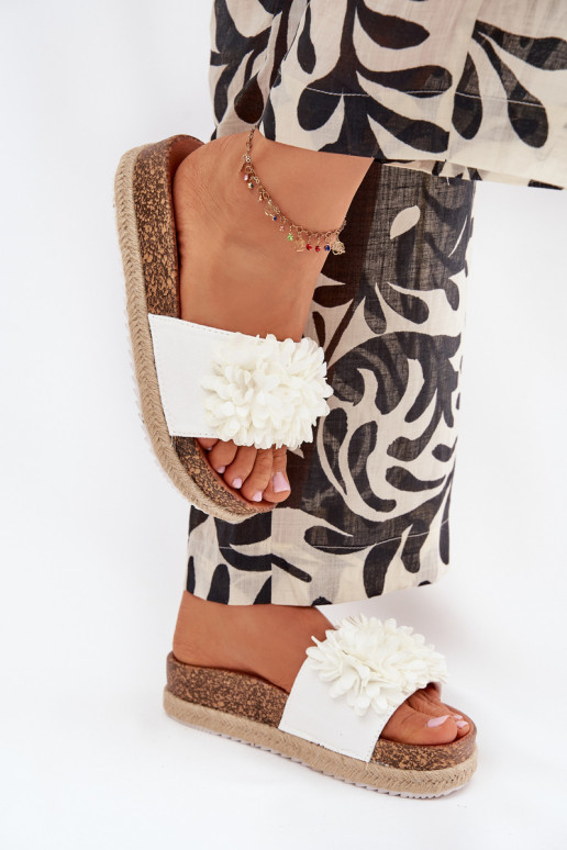 Damespantoffels met platform Met sierlijki met bloemmotievenkami Initte kleur Tessara Damespantoffels met platform Met sierlijki met bloemmotievenkami Initte kleur Tessara