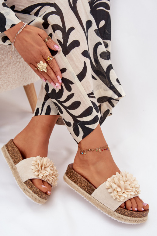 Damespantoffels met platform Met sierlijki met bloemmotievenkami beige Tessara Damespantoffels met platform Met sierlijki met bloemmotievenkami beige Tessara