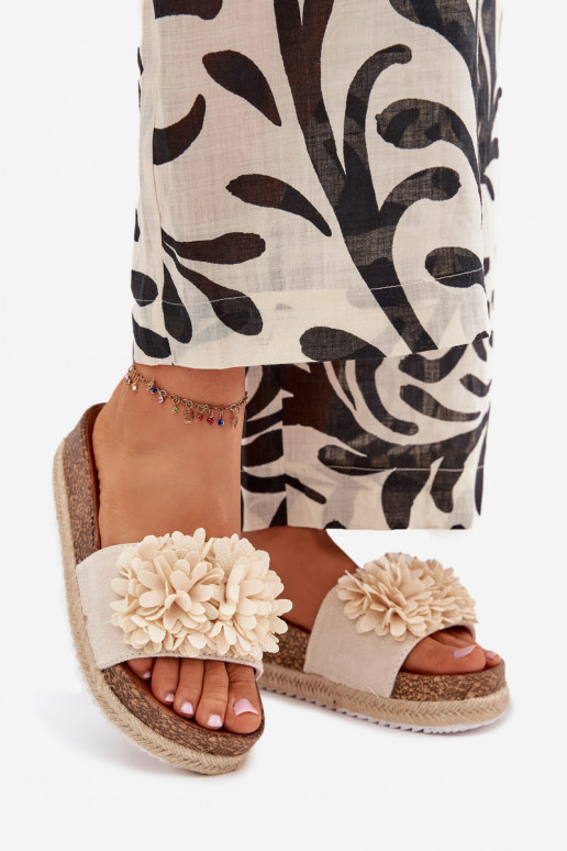 Damespantoffels met platform Met sierlijki met bloemmotievenkami beige Tessara Damespantoffels met platform Met sierlijki met bloemmotievenkami beige Tessara