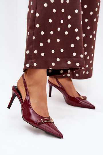 Bordeaux schoenen met dunne hakjes en gouden gespen met lak-effect