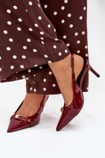 Bordeaux schoenen met dunne hakjes en gouden gespen met lak-effect 2
