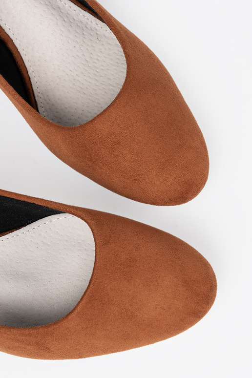 bruine kleur Hoge hakken z ozdobnym zilverm obcasem bruine kleur Hoge hakken z ozdobnym zilverm obcasem