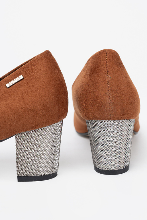 bruine kleur Hoge hakken z ozdobnym zilverm obcasem bruine kleur Hoge hakken z ozdobnym zilverm obcasem