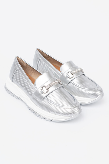 zilvere kleur Dames mocassins z dekoracyjnym goudenm elementem