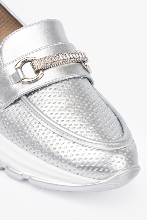 zilvere kleur Dames mocassins z dekoracyjnym goudenm elementem