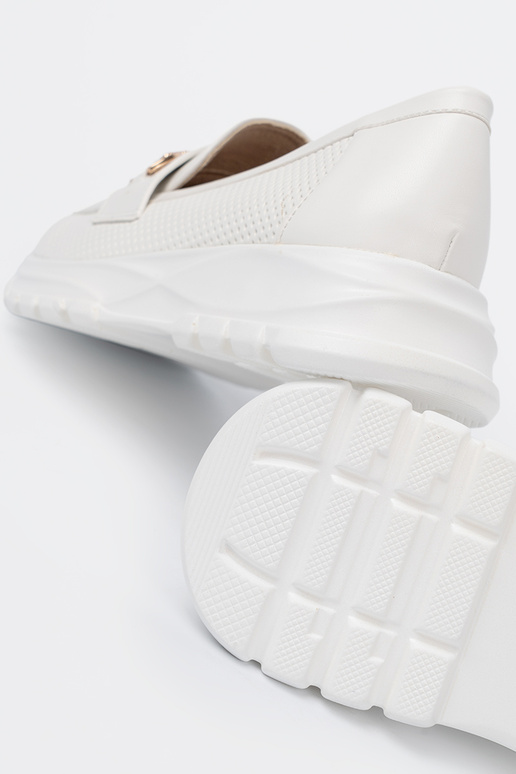 Initte kleur Dames mocassins z dekoracyjnym goudenm elementem.