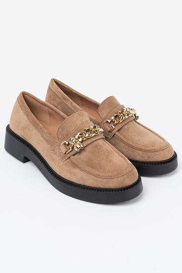 beige Dames mocassins z goudenm łańcuchem.