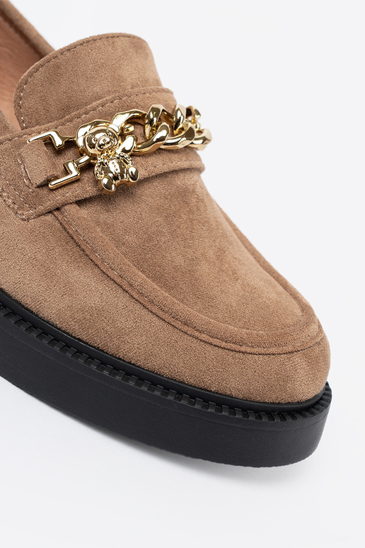 beige Dames mocassins z goudenm łańcuchem.