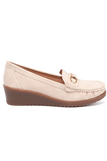 beige Dames mocassins op een Inig z ozdobnym łańcuszkiem 2
