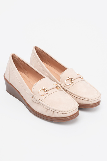 beige Dames mocassins op een Inig z ozdobnym łańcuszkiem