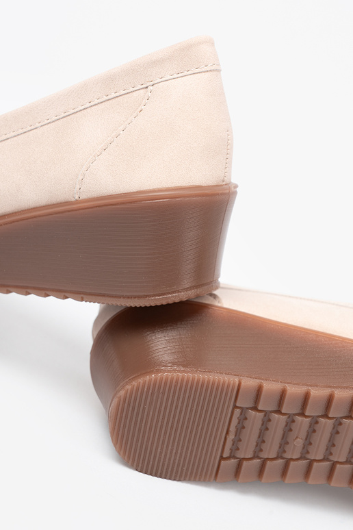 beige Dames mocassins op een Inig z ozdobnym łańcuszkiem beige Dames mocassins op een Inig z ozdobnym łańcuszkiem