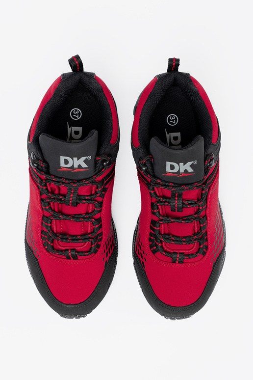 Rode trekking schoenen op een dikke plateau Rode trekking schoenen op een dikke plateau