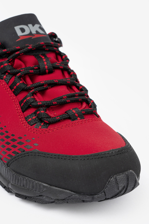 Rode trekking schoenen op een dikke plateau Rode trekking schoenen op een dikke plateau