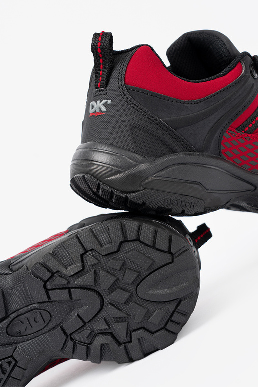 Rode trekking schoenen op een dikke plateau Rode trekking schoenen op een dikke plateau