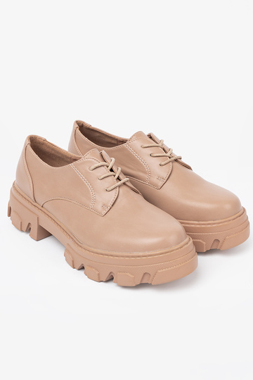beige gebonden schoenen met platform