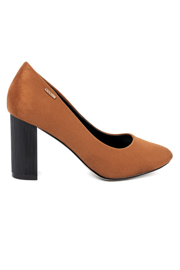 bruine kleur Hoge hakken op een zInarte paal 2