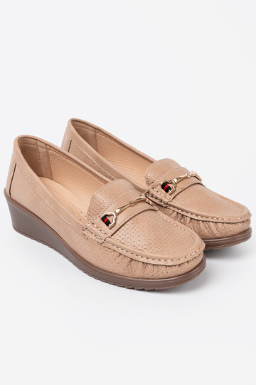 beige schoenen ze goudenm zdobieniem