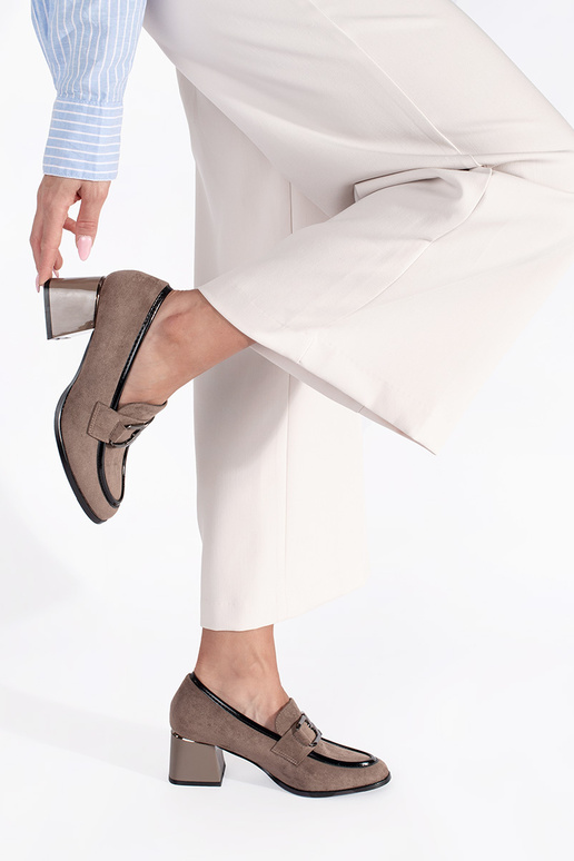 van suède beige schoenen op een dikke paal