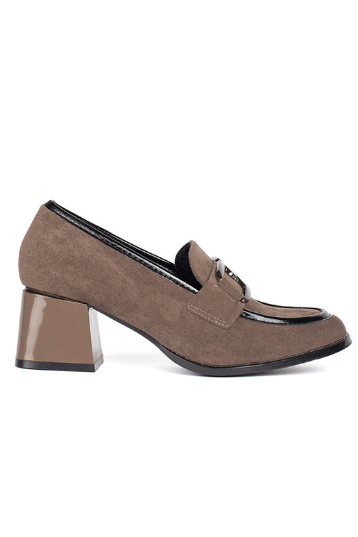 van suède beige schoenen op een dikke paal